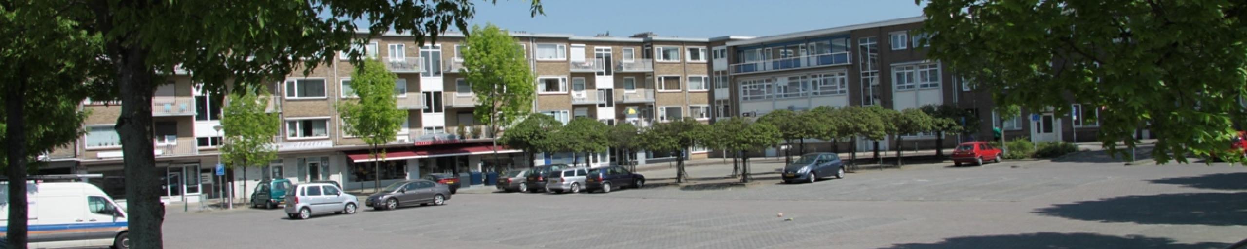 SUN-plein met geparkeerde auto's in Nieuwenhagen