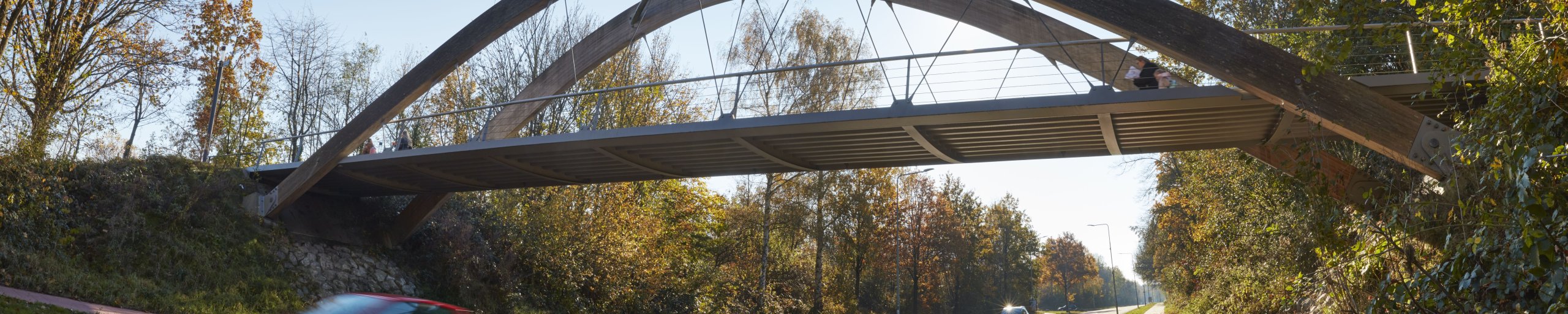 brug hoofdstraat met autoverkeer