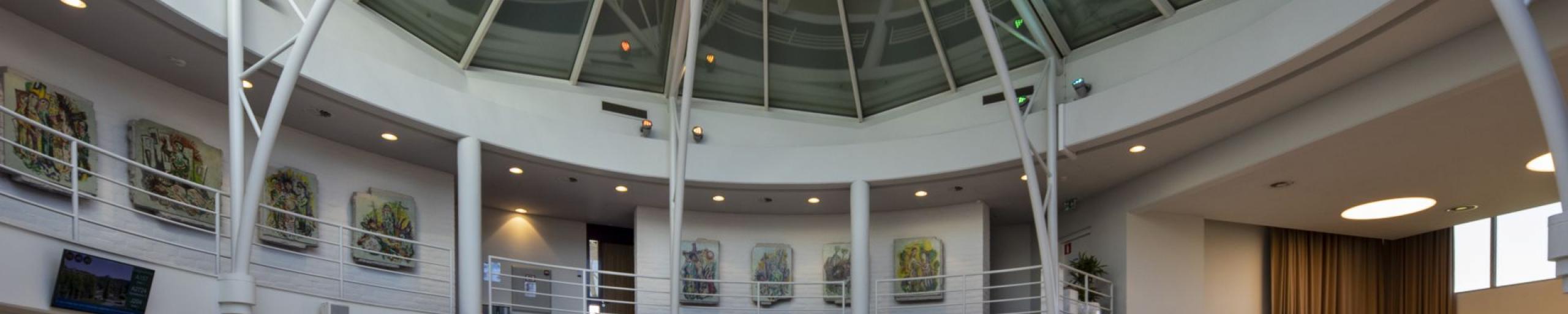 Burgerplein in het Burgerhoes met banken en bezoekers