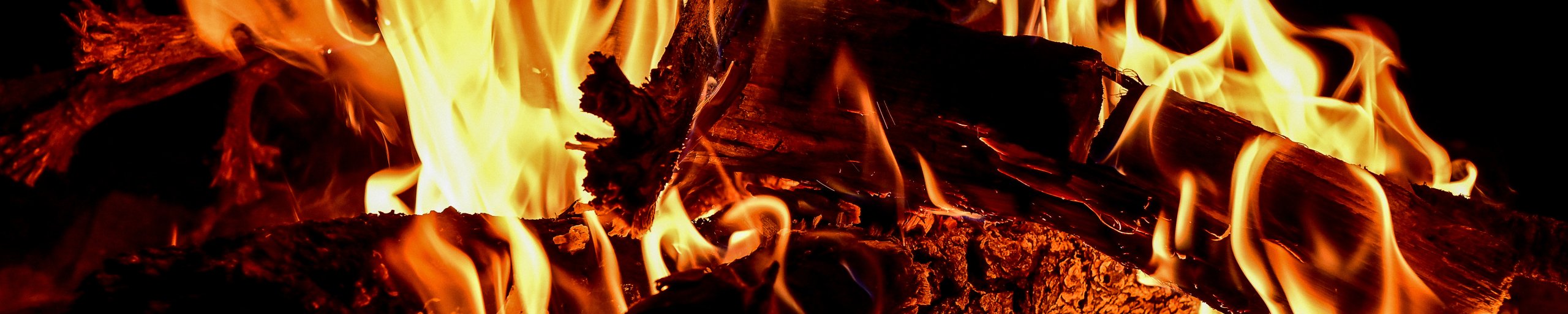 Brandend hout in een open haard