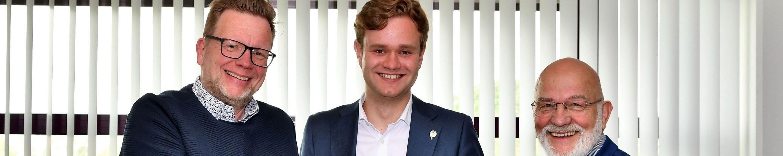 De 3 lijsttrekkers met het coalitie convenant. Patrick Mevissen (GBBL), Stijn Kropman (CDA) en Wil van Oosteroom, (OPL)