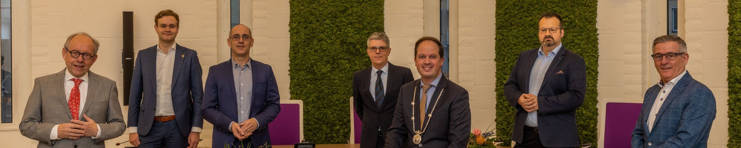 Burgemeester en wethouders in de raadzaal van gemeente Landgraaf