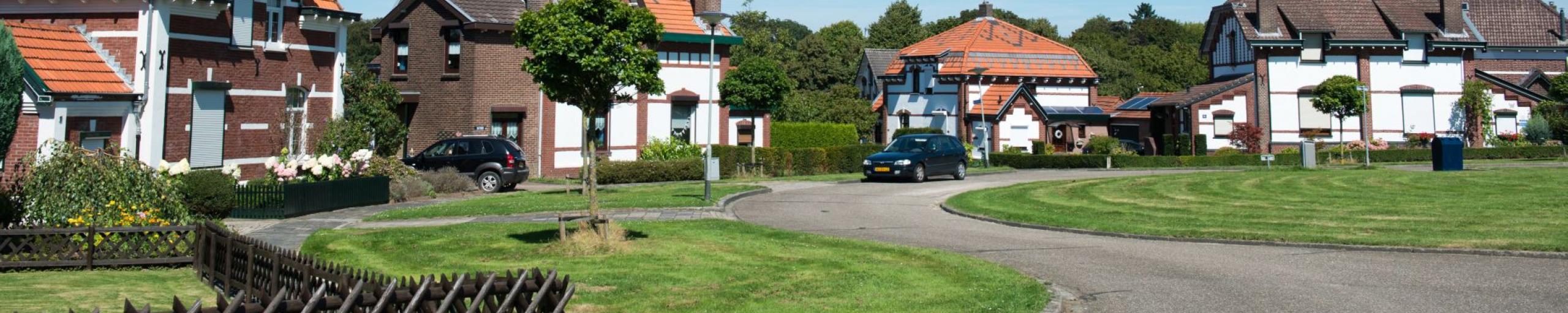 Huizen en straat in de buurt Leenhof