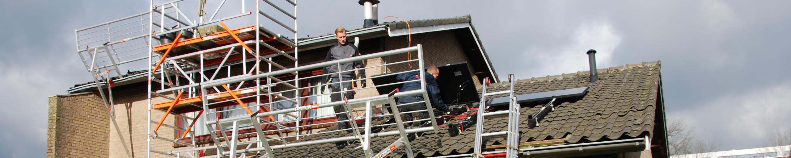 mensen aan het werk met zonnepanelen op dak leggen