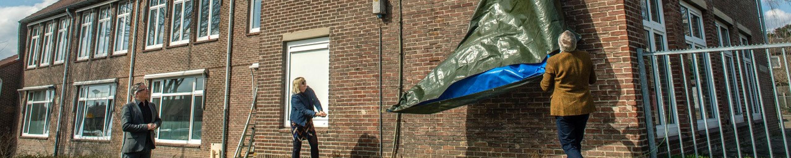 Wethouder Freed Janssen opent MOVARE huis door onthulling van het bord op de gevel