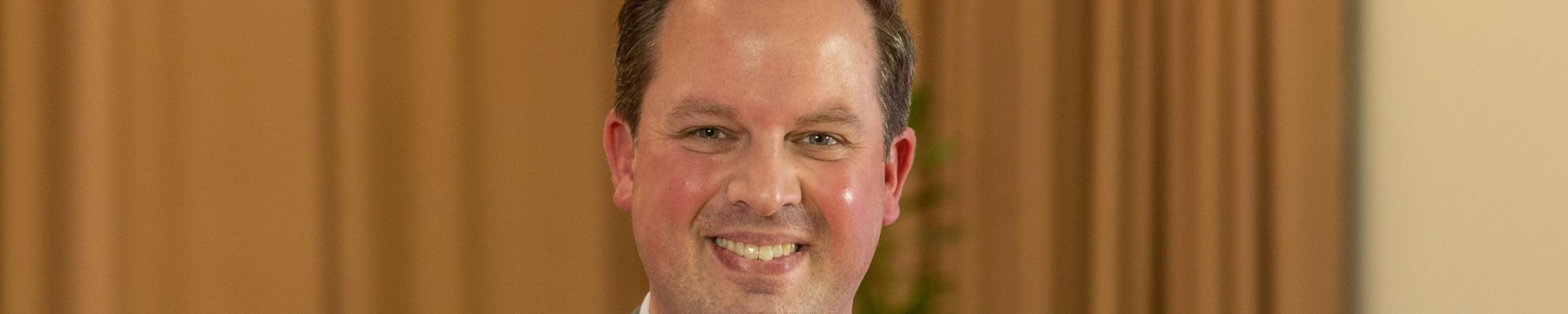 De pas geïnstalleerde burgemeester Richard de Boer heeft de voorzittershamer overhandigd gekregen