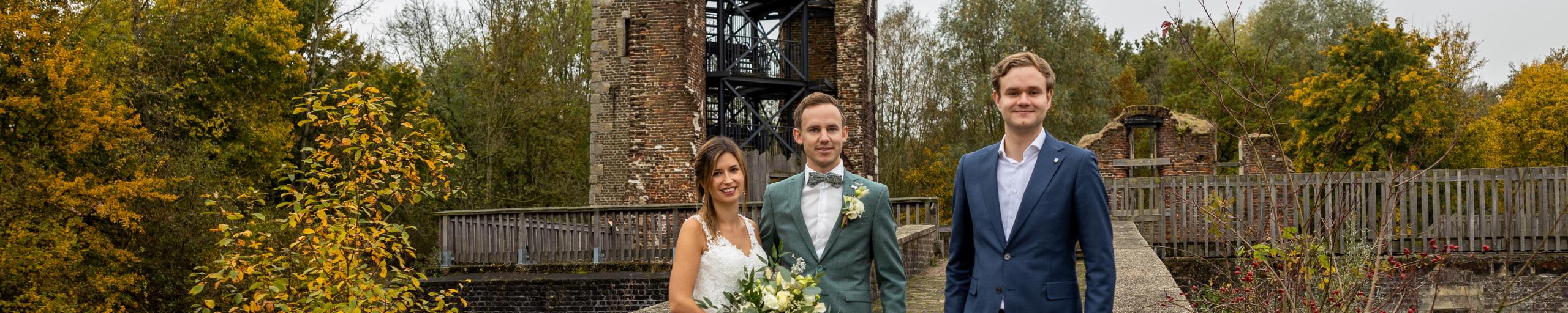 Bruidspaar met wethouder Stijn Kropman met Slot Schaesberg als achtergrond