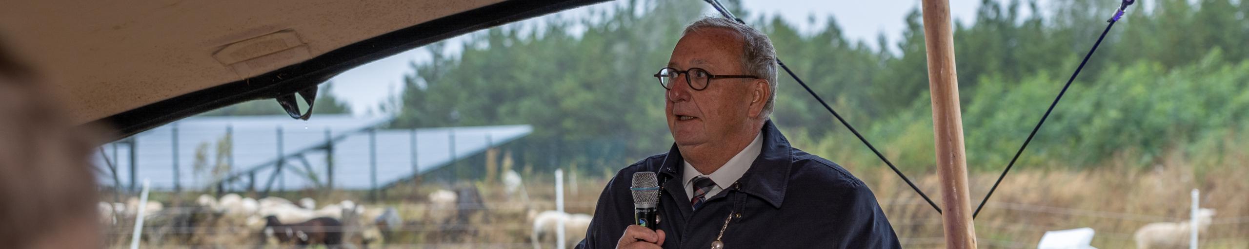 Burgemeester Jan Schrijen speecht tijdens de opening van het Zonnepark Abdissenbosch