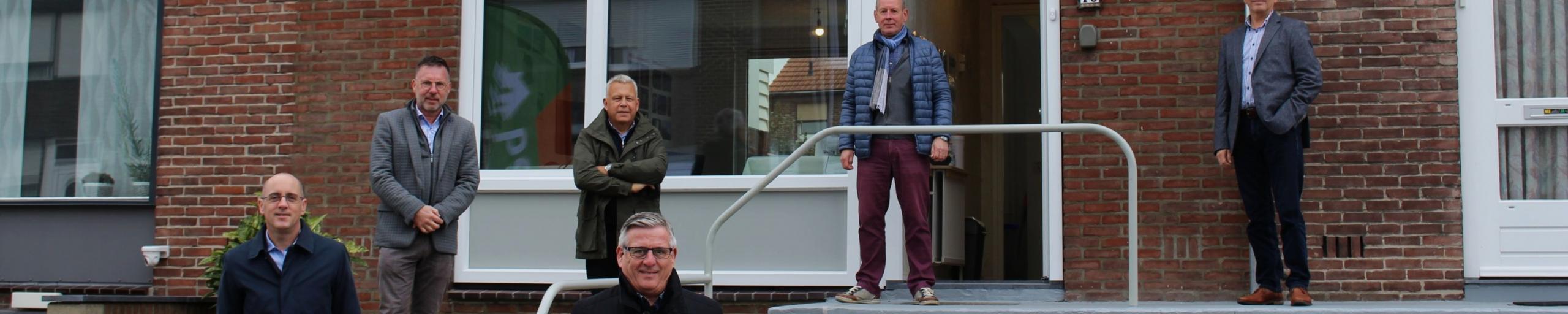 Fotobijschrift: Op de foto van links naar rechts: Bart Smeets, (wethouder gemeente Landgraaf), Roger Lardenoije (projectleider BAM), Frank Vos (Directeur Bedrijfsvoering en Vastgoed HEEMwonen), Freed Janssen (wethouder gemeente Landgraaf), Hub Moonen (projectleider HEEMwonen) en Peter van Neer (SNS Bank).
