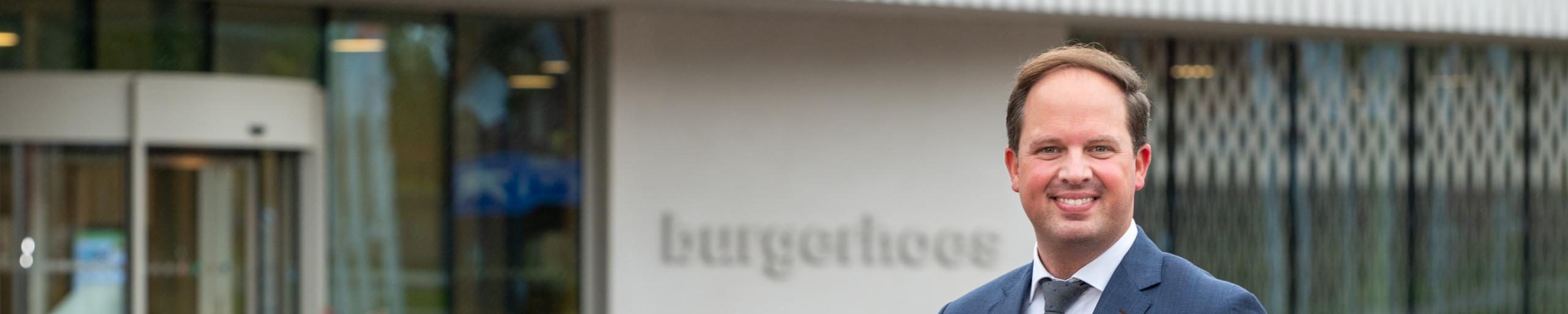 Burgemeester Richard de Boer staat voor het Burgerhoes van de gemeente Landgraaf.