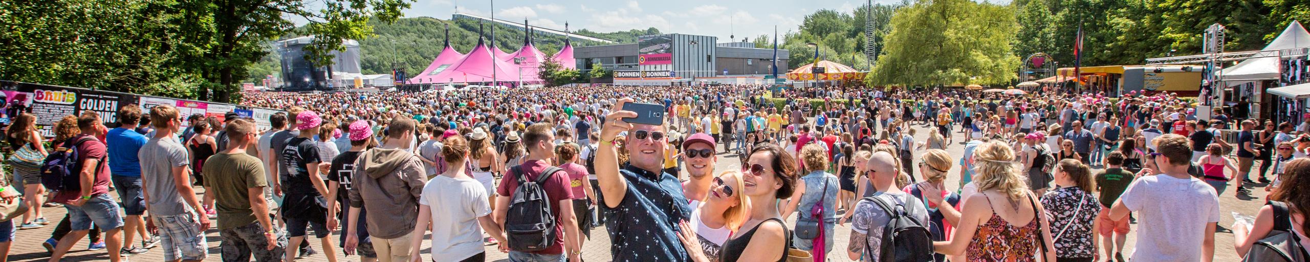 mensen na de entree op pinkpop