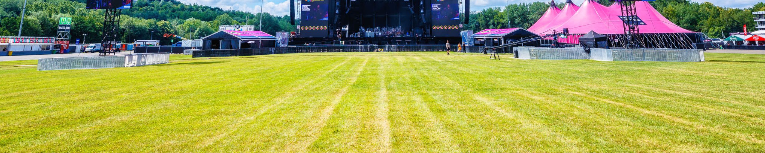 Leeg Pinkpopterrein met grasveld en roze tent