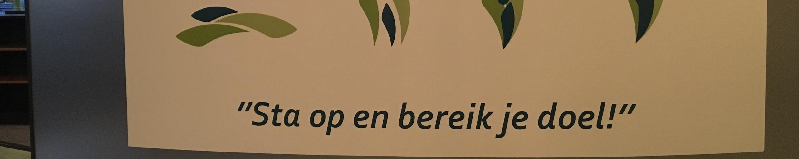 Logo mens ontwikkel bedrijf met log sta op en bereik je doel