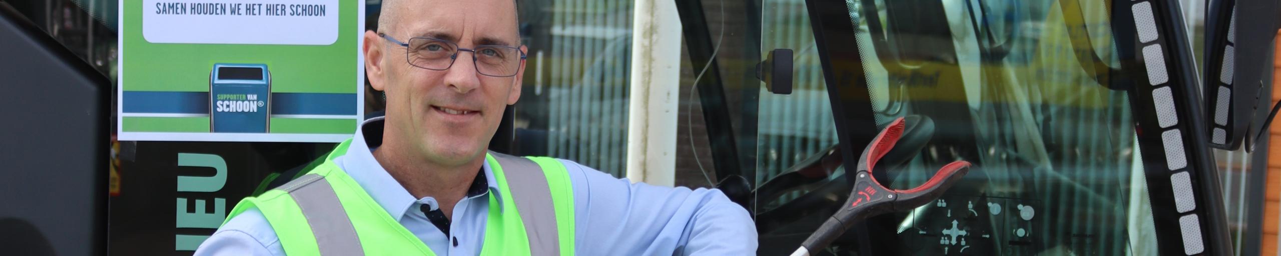 Wethouder Bart Smeets met een grijper