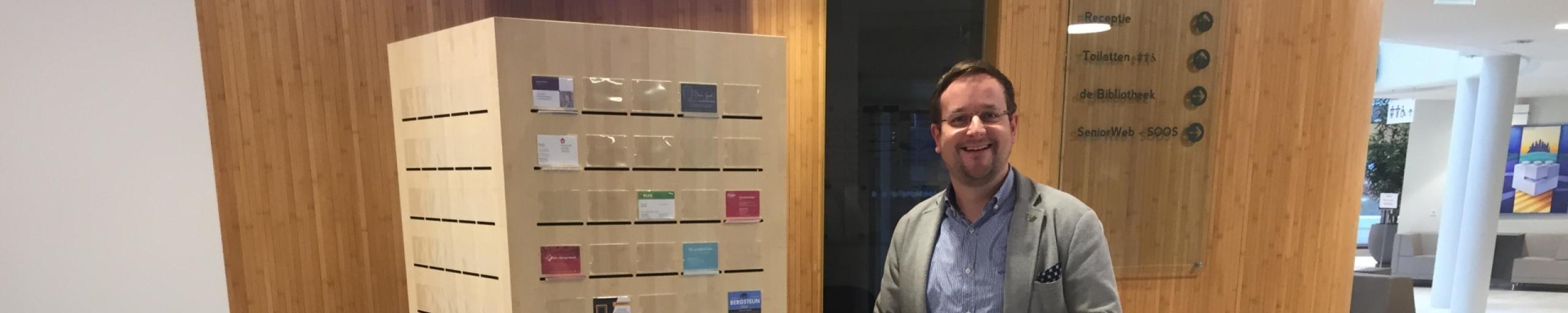 Wethouder Ramon Lucassen met de ondernemerszuil
