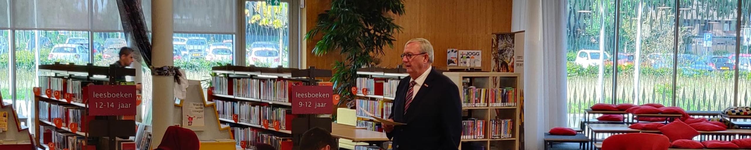 Burgemeester Jan Schrijen geeft een dictee aan de deelnemers