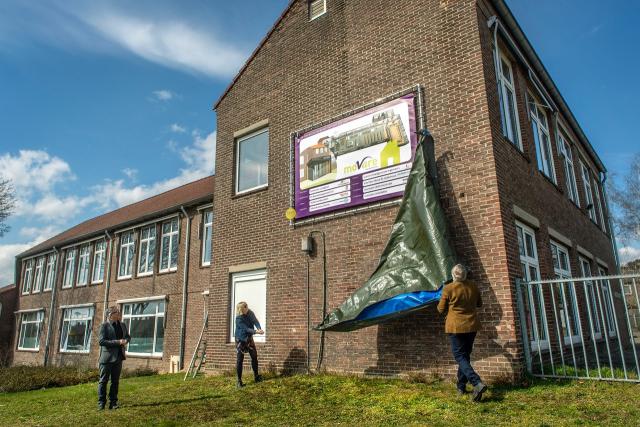 Wethouder Freed Janssen namens de gemeente Landgraaf en MOVARE-bestuurders Ryszard Kruszel en Kiki Huijnen gaven vandaag het officiële startsein voor de verbouwing van het Kakertshöfke tot het ‘MOVARE-huis’.