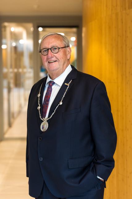 Burgemeester Jan Schrijen met ambtsketen